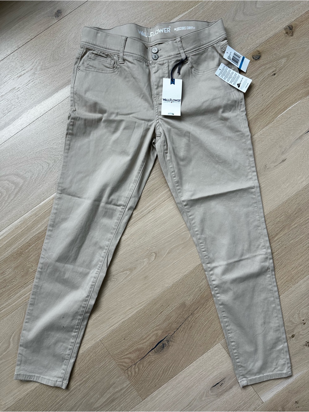 NWT Wallflower khaki luscious curvy fit Light Beige Stretch Skinny Jeans